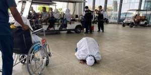 Tangis Haru hingga Sujud Syukur Jemaah Lansia Indonesia Tiba di Tanah Suci, Penantian Belasan Tahun Akhirnya Bisa Berhaji