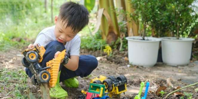 Biarkan Anak Bermain di Tanah, Optimalkan Tumbuh Kembangnya