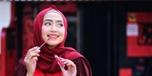 Look Jadi Elegan, Pakai Lipstik Merah dengan Tone yang Tepat