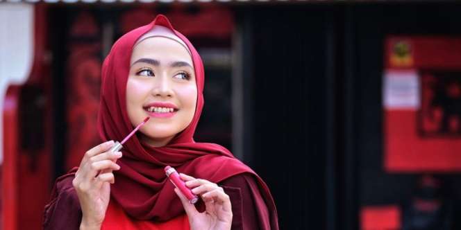 Look Jadi Elegan, Pakai Lipstik Merah dengan Tone yang Tepat