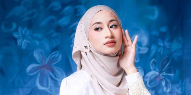 Cukup Pakai Kuas, Trik Biar Maskara Tak 'Bleber' di Bawah Mata