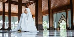 Anak-anak Ada di Saf Pertama Sholat Jamaah, Bolehkah Memintanya Pindah?