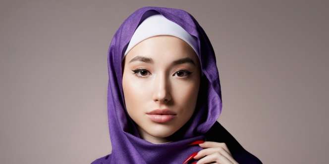 Warna Lebih Menyatu, Pakai Lip Liner Saat Pulas Lipstik Nude