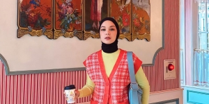 Mix and Match Green Neon dan Merah, Tantri Namirah Tampil Mentereng