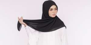 Nggak Pakai Ribet! Begini Tutorial Menyetrika Kerudung Segi Empat Biar Bisa Rapi dan Gampang Dipakai