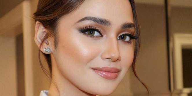 Riasan Glamor Syifa Hadju, Wajahnya Jadi Mirip Selena Gomez