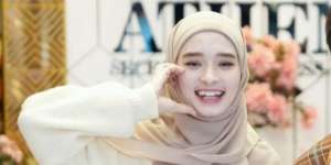 Gaya Hijab Simpel Inara Rusli Jadi Omongan