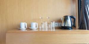 Pegawai Hotel Ungkap Fakta Mengejutkan Bagian Dalam Teko di Kamar Penginapan, Masih Berani Bikin Kopi Saat Menginap?
