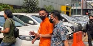 Tampang Mario Dandy Saat Dilimpahkan ke Kejaksaan, Gaya Rambut Baru Sempat Senyum di Balik Masker