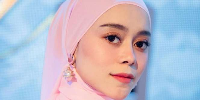 Serba Satin, Look Mewah nan Playful Lesti Kejora 