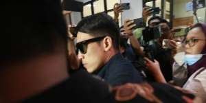 Potret Penampilan Desta di Sidang Cerai, Wajah Murung dan Serba Hitam