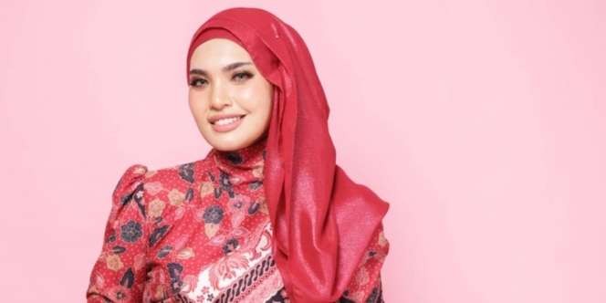 Model Baju Batik Kerja Wanita Berhijab yang Simpel dan Nyaman Buat ke Kantor