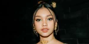 Makeup Soft Glam Naura Ayu, Memikat dengan Aksesori Etnik 