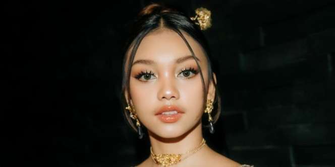 Makeup Soft Glam Naura Ayu, Memikat dengan Aksesori Etnik 