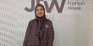 Kulot Batik Jadi Outfit Chic, Tengok Mix and Match Tya Ariestya 