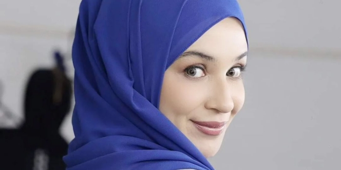 Kulot Shocking Pink Bikin Shireen Sungkar Terlihat Fresh
