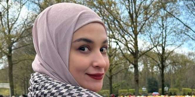 Shireen Sungkar Tampil Beda dengan Tunik Bermotif Parsial
