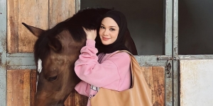 Berani Coba Pop Up Color Oufit? Tengok Gaya Tantri Namirah