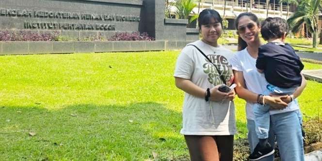 Girang Anak Sulung Masuk PTN Favorit, Lihat 5 Potret Ussy Sulistiawaty Ngampus Bareng Nur Amalia Putri
