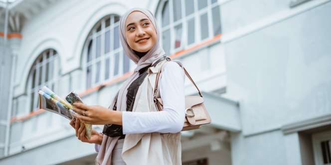 Tips Makeup Fresh dan Stunning Seharian Saat Liburan, Dijamin Selfie Ready!