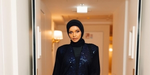 Halima Aden Memukau dengan Gaun Berpayet Biru