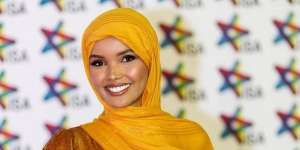 Look Elegan Halima Aden dengan Dua Warna Klasik 