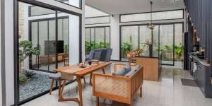 Terang dan Asri Banget, Rumah Dikelilingi Taman Minimalis