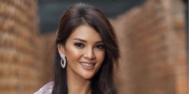 Akhirnya Perlihatkan Wajah, 5 Potret Mesra Farah Quinn dan Suami yang Disebut Mirip Elon Musk