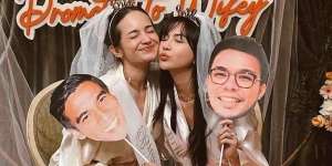 Potret Adu Gaya Resepsi Enzy Storia VS Jessica Mila