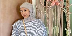 Look Modest Bernuansa Girly dengan Warna Monokrom