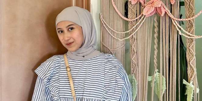 Look Modest Bernuansa Girly dengan Warna Monokrom