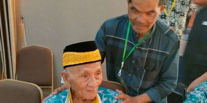 Cerita Tri Haryono 12 Tahun Setia Dampingi Jemaah Haji Lansia