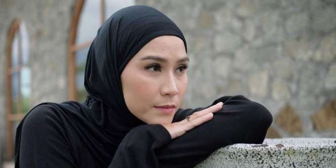 Kemeja Bertekstur Bikin Tampilan Zaskia Mecca Kasual tapi Feminin