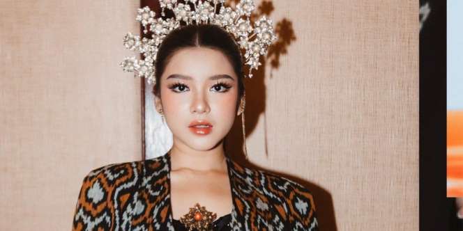 Kawinkan Gaun Etnik dan Headpiece, Tiara Andini Dipuji dari Kahyangan