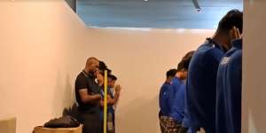 Momen Legenda Barcelona Eric Abidal Sholat Magrib Bersama Timnas Indonesia U-16