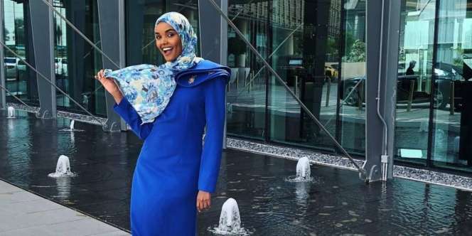 Style Unik Halima Aden dengan Flowery Midi Dress