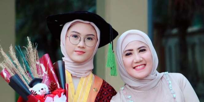 Baru Lulus Kuliah, 5 Potret Anak Gadis Ine Sinthya yang Calon Dokter