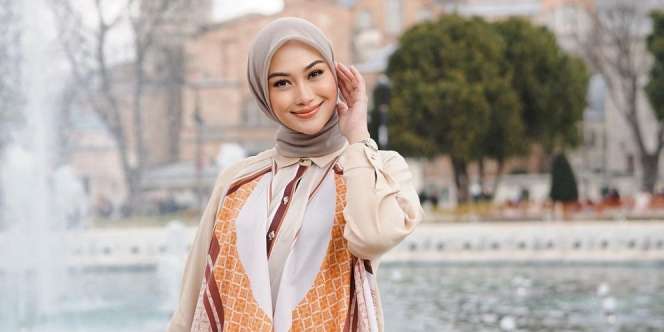 Dress Grey Elegan Indah Nada Puspita, Outfit Manis Silahturahmi
