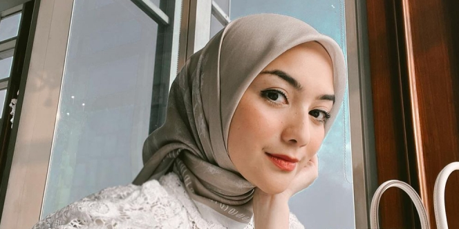 Tampilan Syari Citra Kirana, Anggun dengan Gamis Biru