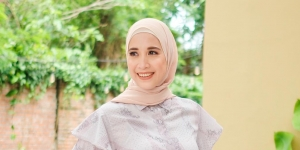 Pakai Tunik Etnik Bernuansa Playful, Lihat Style Keren Fanny Fabriana