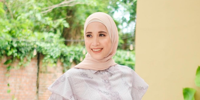Pakai Tunik Etnik Bernuansa Playful, Lihat Style Keren Fanny Fabriana