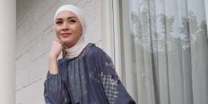 Style Classy Donita dengan Dress Full Printing