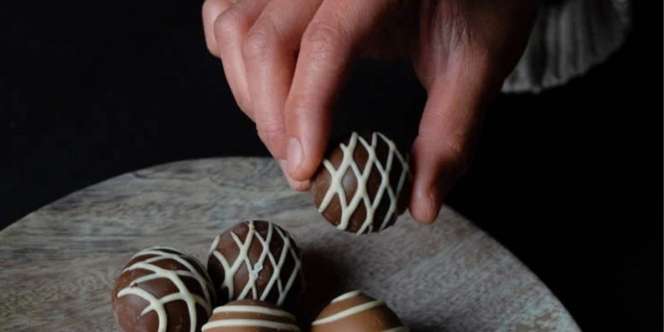 Wanita Ini Meninggal Setelah Makan Cokelat Beracun yang Dikirim Pacar Mantannya yang Cemburu
