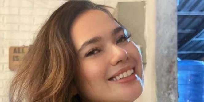 Antar Suami Berangkat Haji, Wajah Catherine Wilson Jadi Omongan