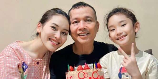 Potret Ayu Ting-Ting Beri Kejutan Ulang Tahun Ayah Rozak, Penampilannya Bikin Salfok, Cuma Pakai Piama dan Polos