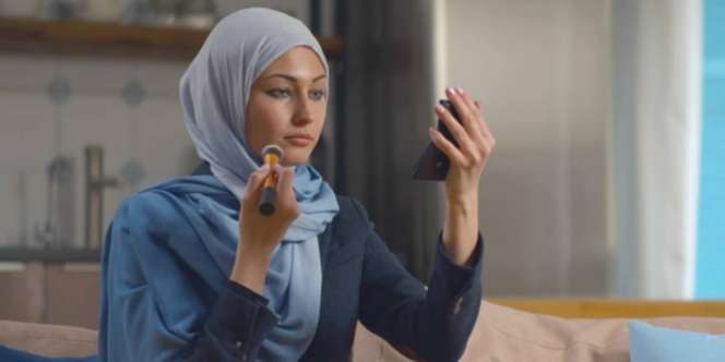 Cukup Pakai Bedak, Rapikan Aplikasi Blush on yang Berantakan 