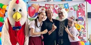 Potret Ulang Tahun Sederhana Ayah Rozak, Ayu Ting Ting Pakai Seragam SD