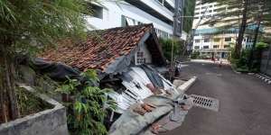 7 Potret Rumah Reyot Terjepit Apartemen Mewah di Tengah Jakarta