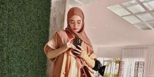 Mirror Selfie Inara Rusli Jadi Perbincangan, Netizen Curigai HP-nya