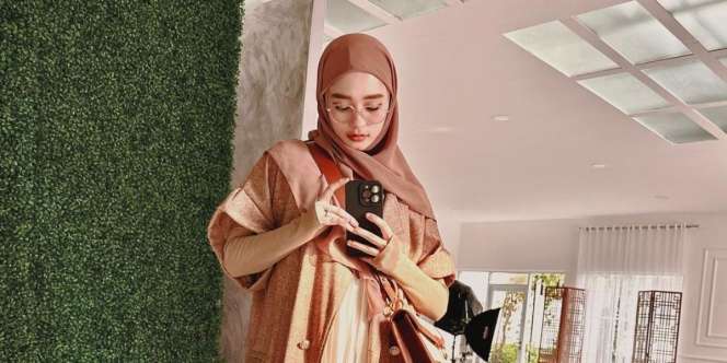 Mirror Selfie Inara Rusli Jadi Perbincangan, Netizen Curigai HP-nya